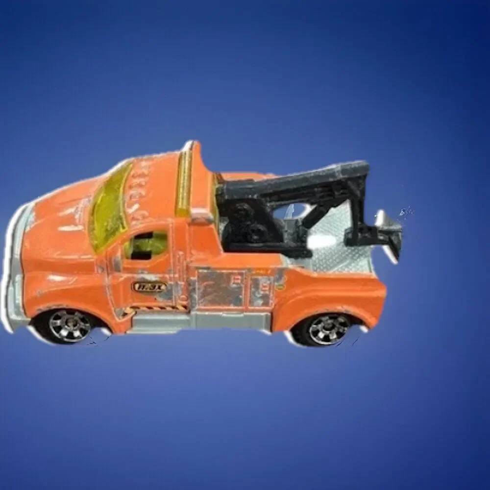 Matchbox 2005 Orange Tow Truck MB661 City Works *ROUGH PAINT*